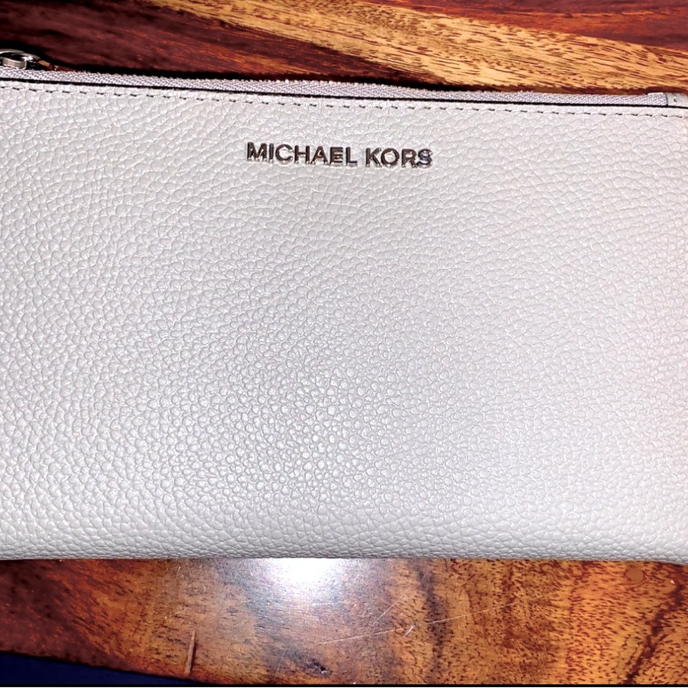 Michael Kors large Jet Set Pearl Grey wallet/ wristlet - Picture 2 of 5